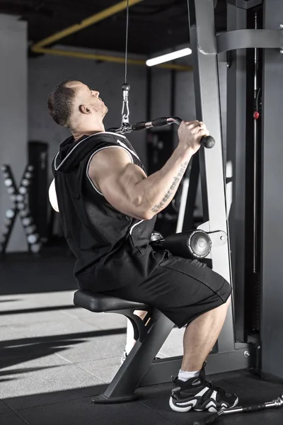 Stark mans träning i gym — Stockfoto