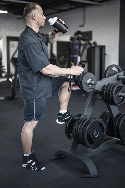 Homme musculaire a pause dans la salle de gym — Photo