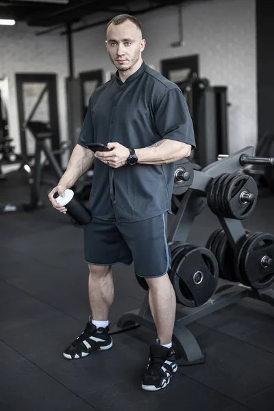 Homme musculaire a pause dans la salle de gym — Photo