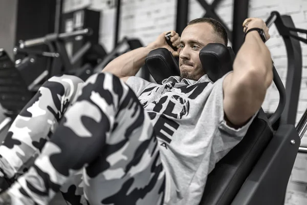 Brutal mans séance d'entraînement en salle de gym — Photo