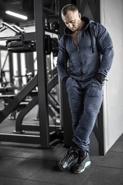 Musculaire man poseren in de sportschool — Stockfoto