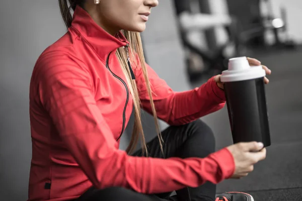 Fille sportive se détendre dans la salle de gym — Photo