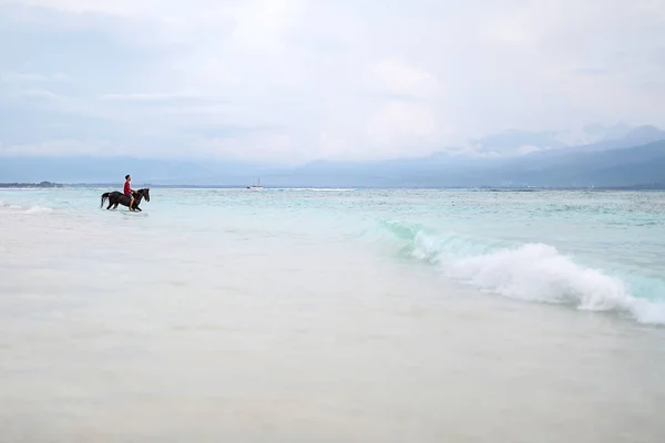 Homem a cavalo na costa do mar — Fotografia de Stock