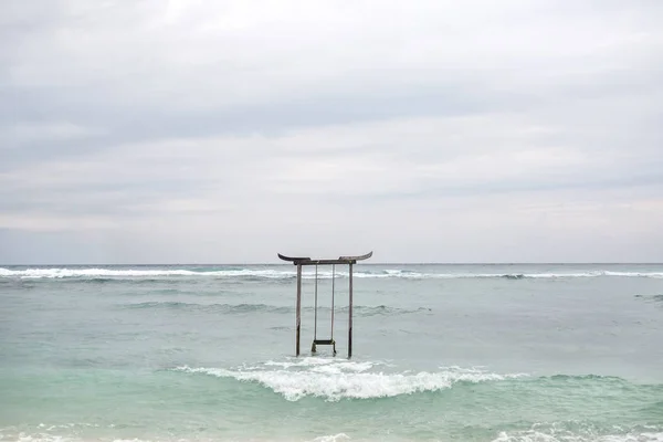 Columpio de madera en agua de mar —  Fotos de Stock