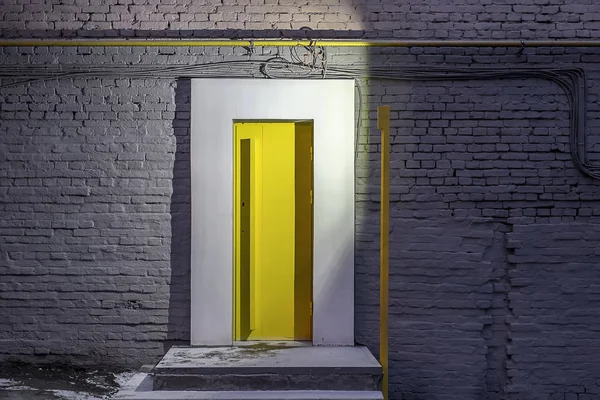 Вход с желтой дверью — стоковое фото