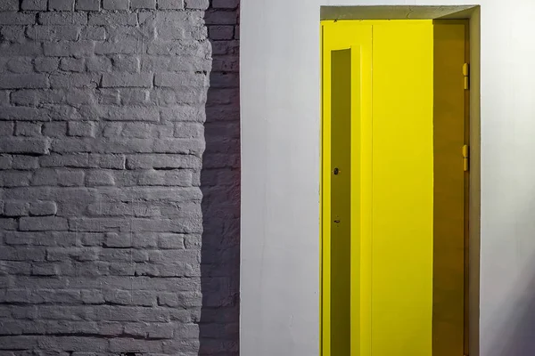노란 문 벽돌 벽 — 스톡 사진