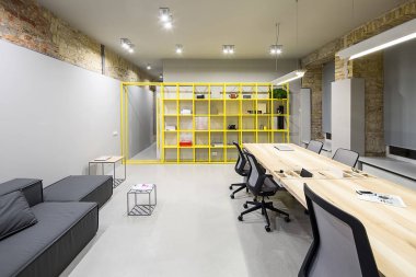 Çatı katı tarzında bir ofis