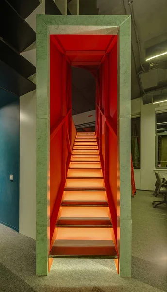 Escadaria incomum no escritório — Fotografia de Stock