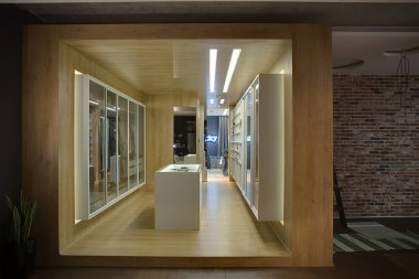 Aydınlık soyunma odası