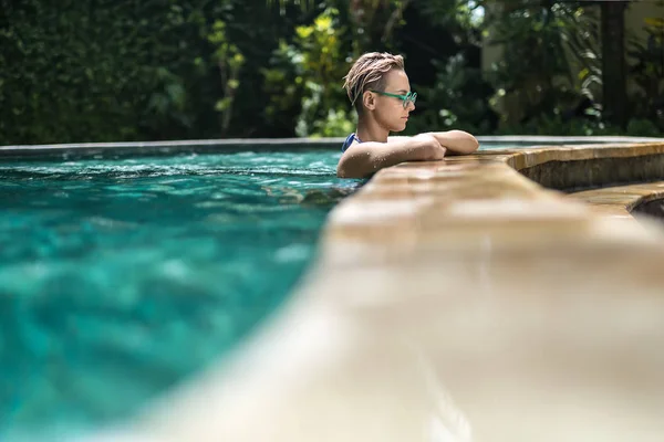 Blond meisje in zwembad — Stockfoto