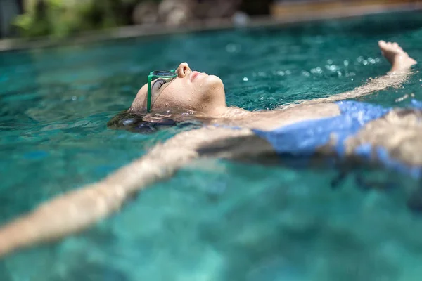 Menina loira na piscina — Fotografia de Stock