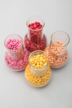 Haplarla cam şişeler