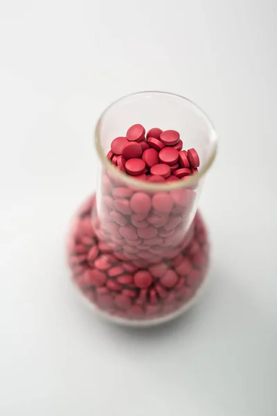 Flacon avec des pilules rouges — Photo