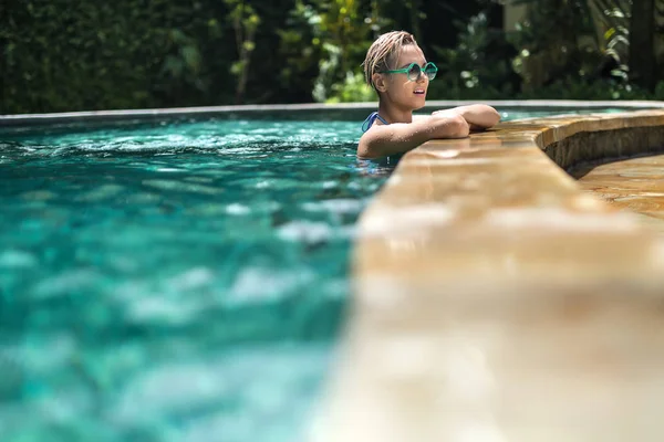 Menina loira na piscina — Fotografia de Stock