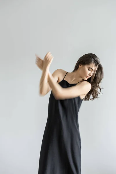 Chica posando en movimiento en el estudio —  Fotos de Stock