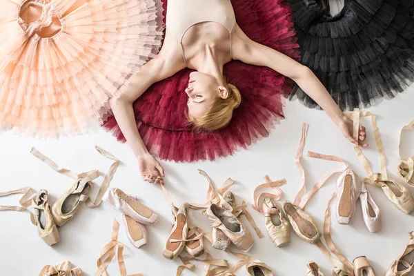 Unga ballerina i vita strumpbyxor — Stockfoto