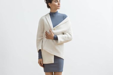 Kız stüdyoda poz veriyor.