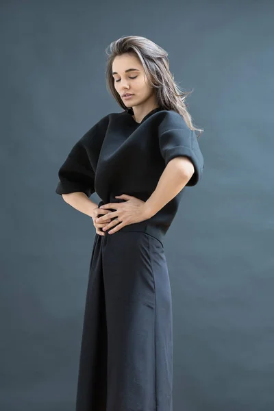 Menina posando em estúdio — Fotografia de Stock