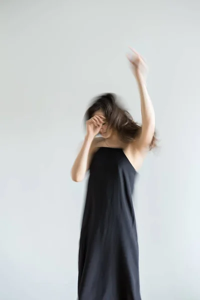 Menina posando em movimento no estúdio — Fotografia de Stock