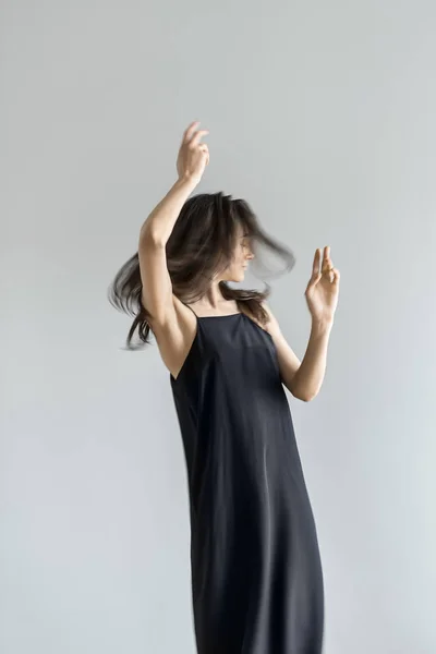 Menina posando em movimento no estúdio — Fotografia de Stock