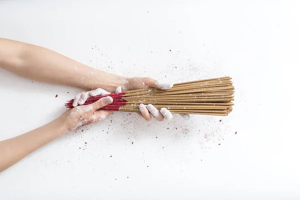 Bastoncini di aroma nelle mani in polvere — Foto Stock