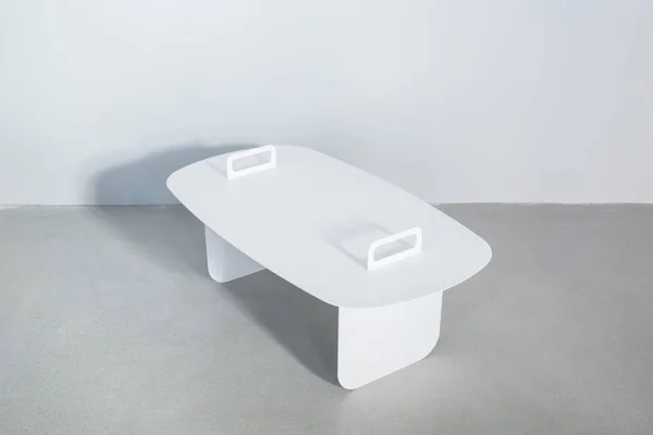 Biały metalowy stojak — Zdjęcie stockowe