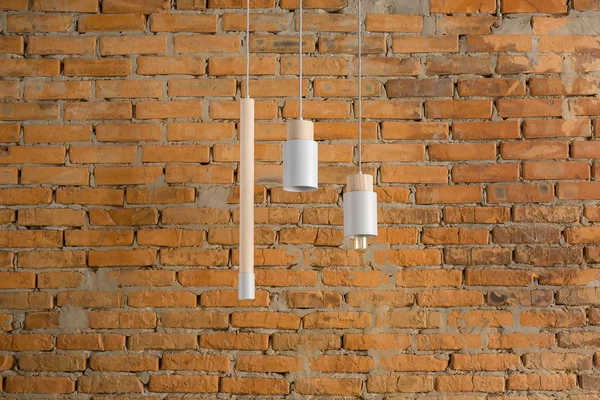 Wiszące lampy z elementów drewnianych — Zdjęcie stockowe