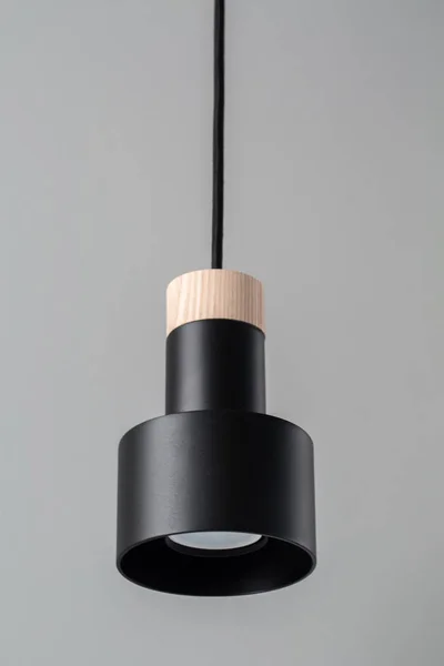 Hangende zwarte lamp — Stockfoto