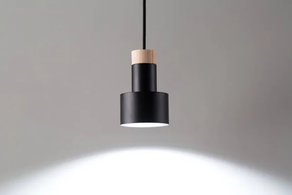 Lampe suspendue noire lumineuse — Photo