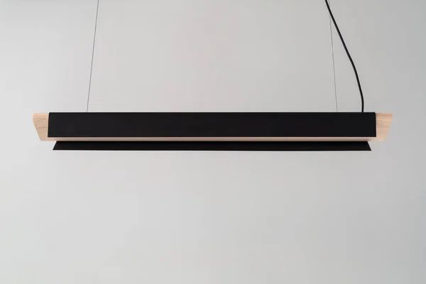 Houten-metalen lamp hangend — Stockfoto