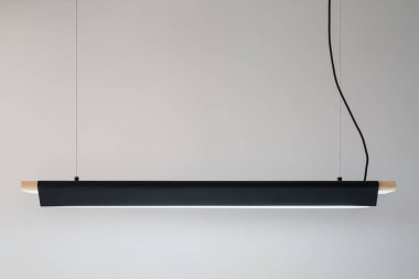 Parlak metalik ahşap lamba asılı