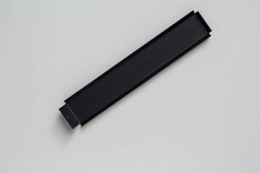 Şık siyah metal destek