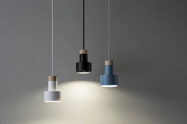 Závěsné svítící barevné lampy — Stock fotografie
