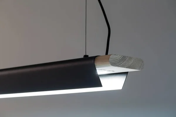 Lampe suspendue lumineuse en bois métallique — Photo