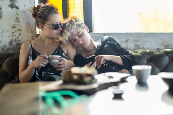 Mujeres relajándose en la cafetería — Foto de Stock