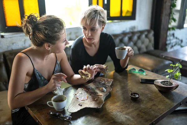 Las mujeres comiendo en la cafetería — Foto de Stock