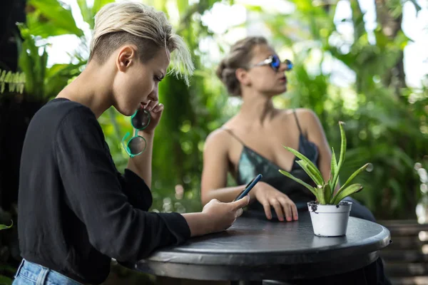 Femeile care se odihnesc în cafenea — Fotografie, imagine de stoc