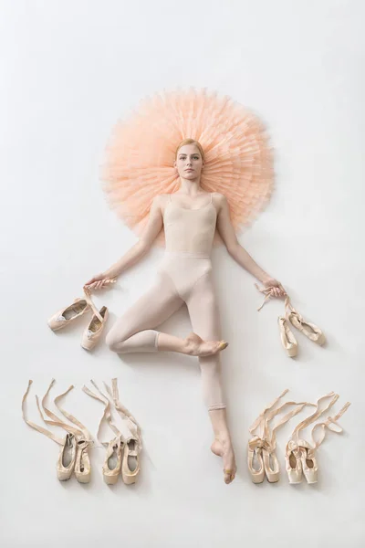 Blonde Ballerina liegt im Studio — Stockfoto