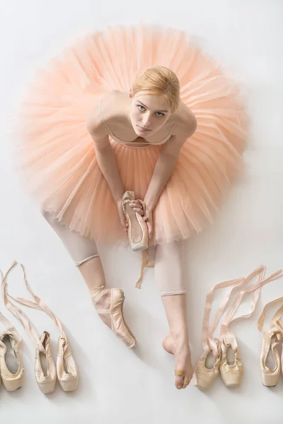 Blondynka baleriny w studio — Zdjęcie stockowe