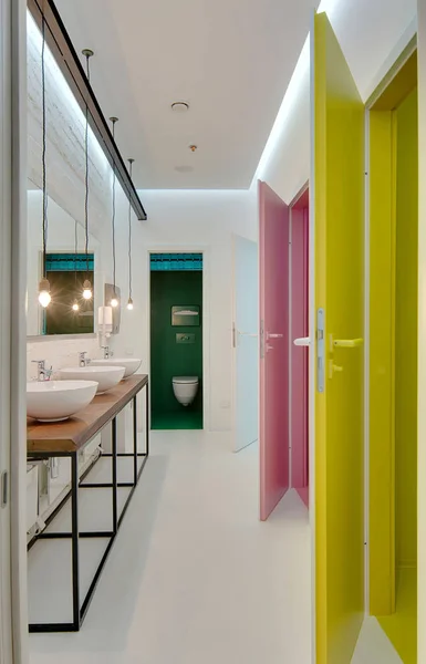 Светящийся туалет в современном стиле — стоковое фото