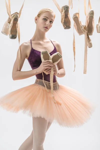 Bailarina loira com sapatos pontiagudos — Fotografia de Stock