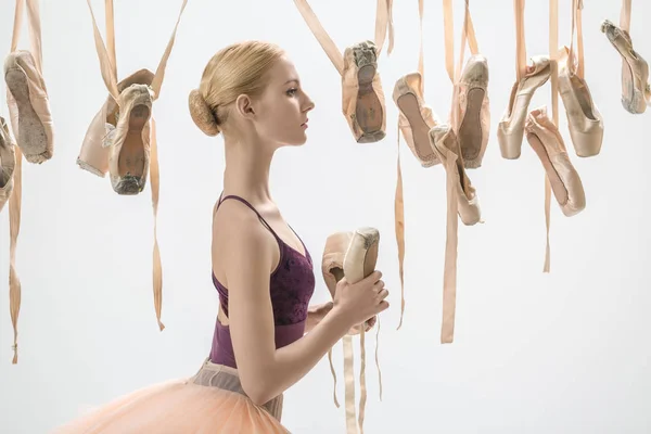 Блондинка балерина з в'язкою взуттям — стокове фото