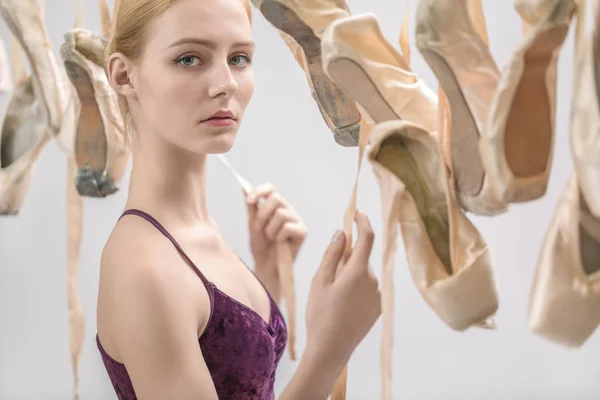 Szőke balerina és a pointe cipők — Stock Fotó