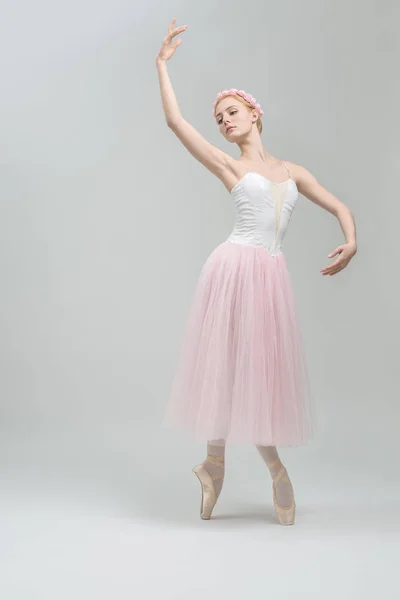 Blond baletka ve studiu — Stock fotografie
