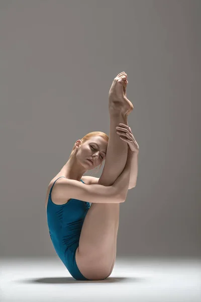 Ballerina bionda in studio — Foto Stock