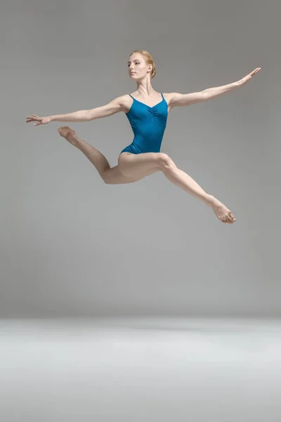Балерина позирует в прыжке — стоковое фото