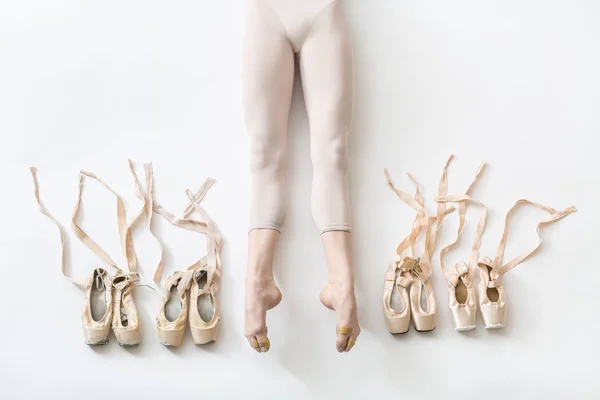 Ballerina ligt in studio — Stockfoto