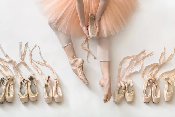 Артистка балета в студии — стоковое фото
