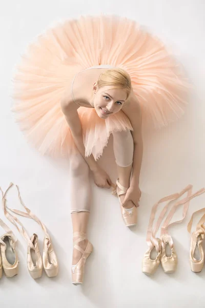 Blonde ballerine en studio — Photo