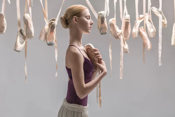 Blond ballerina och pointe skor — Stockfoto